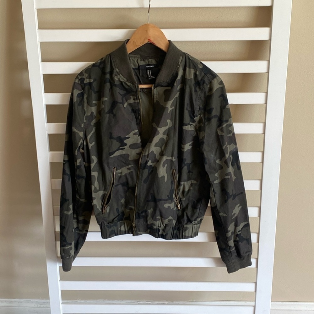 Forever 21 Green Camo Zip Up Jacket Size Medium